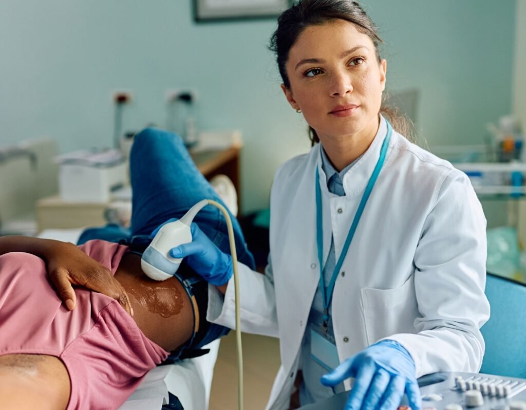 midwife giving pregnant mom a sonogram